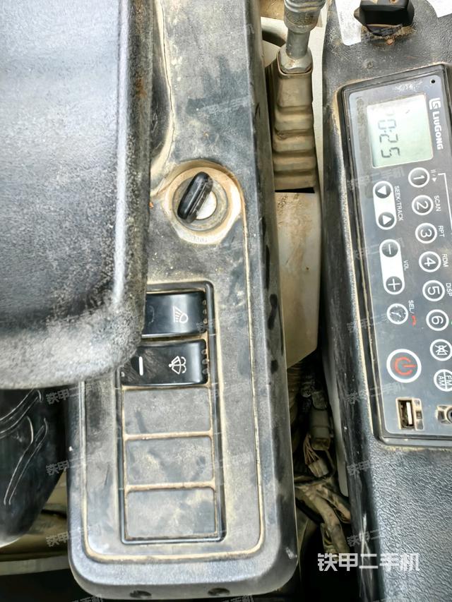 座椅右側(cè)控制臺(tái)/鑰匙門/油門/含右手柄（駕駛室部分）