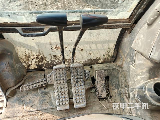 行走控制手柄和踏板?俯拍（駕駛室部分）