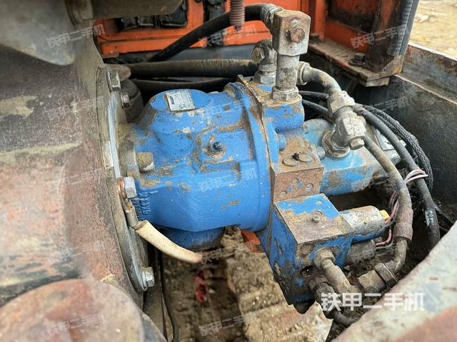 液压泵舱室正面整体（整机外观）