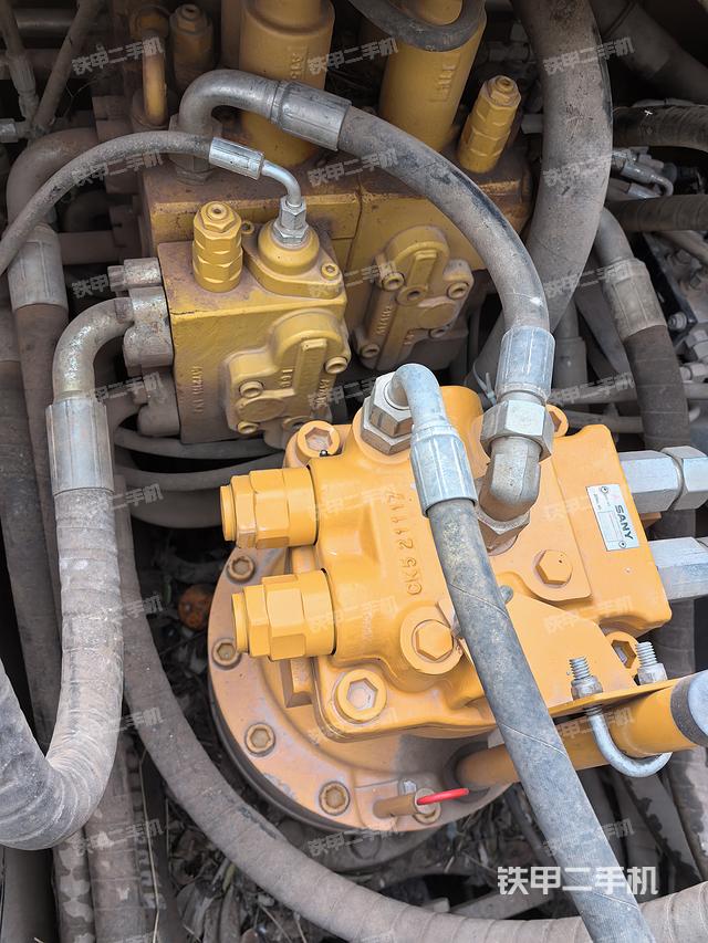 回转马达和主控阀（整机外观）