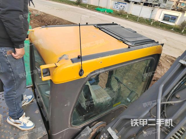 駕駛室頂部(整機(jī)外觀) 駕駛室頂部(整機(jī)外觀)