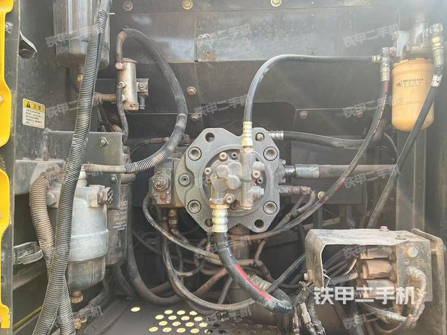 液壓泵艙室正面整體（整機外觀）