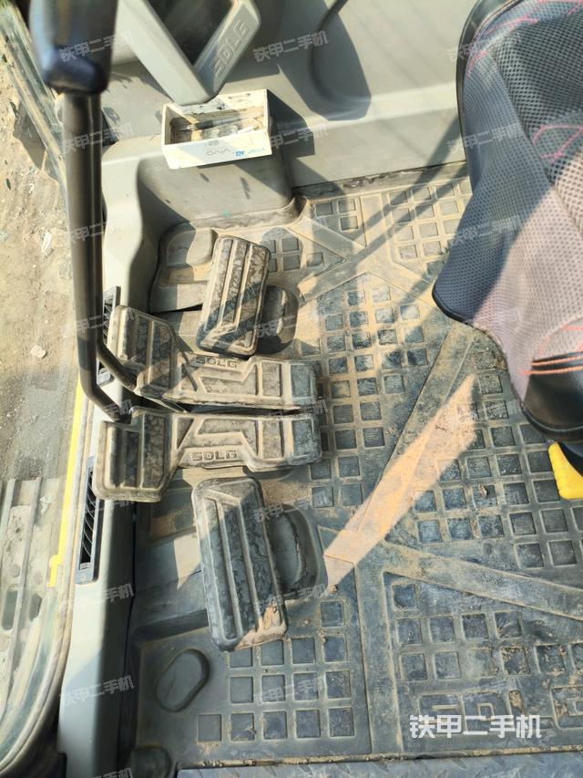 行走控制手柄和踏板?俯拍（駕駛室部分）