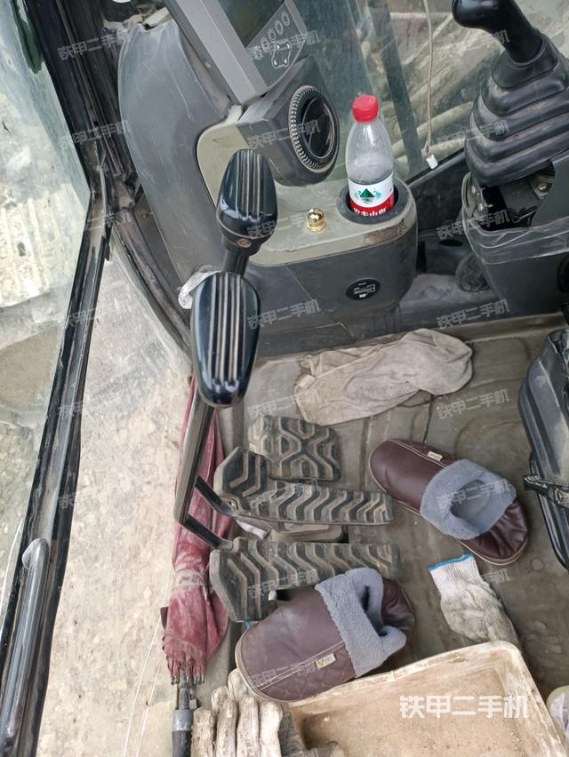 行走控制手柄和踏板 俯拍（驾驶室部分）