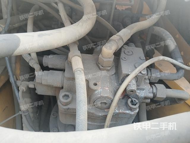 回转马达和主控阀（整机外观）