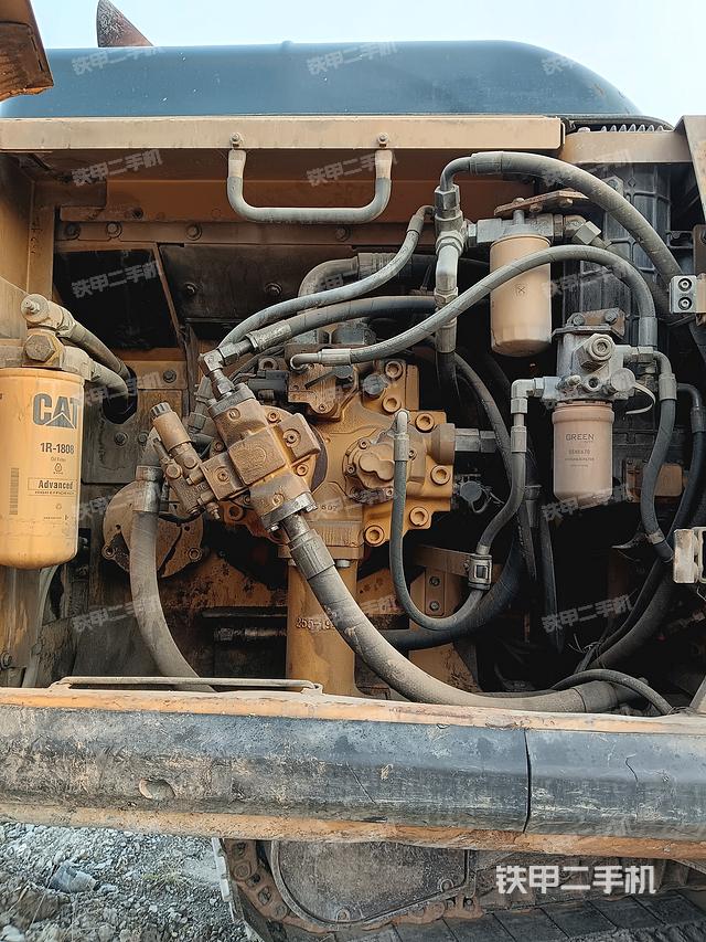 液压泵舱室正面整体（整机外观）