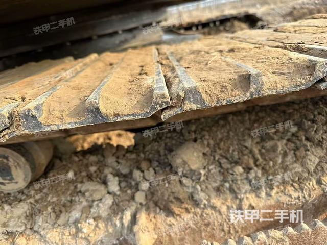 單側(cè)履帶整體(整機外觀) 單側(cè)履帶整體(整機外觀)