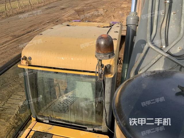 駕駛室頂部(整機(jī)外觀) 駕駛室頂部(整機(jī)外觀)
