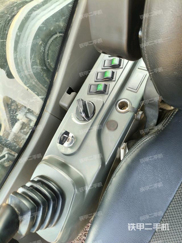 座椅左側(cè)控制臺/音響/含左手柄（駕駛室部分）