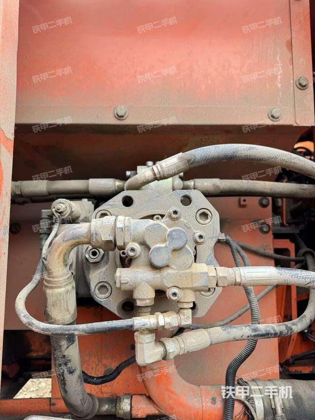 液壓泵艙室正面整體(整機(jī)外觀) 液壓泵艙室正面整體(整機(jī)外觀)