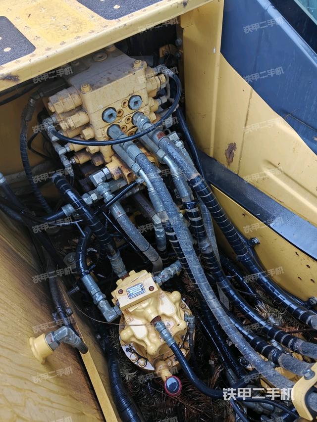 回轉(zhuǎn)馬達(dá)和主控閥（整機(jī)外觀）