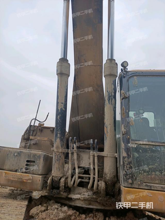 大臂油缸整体 竖拍（工作和回转装置）