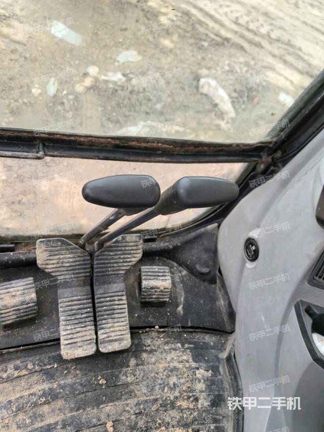 行走控制手柄和踏板?俯拍(駕駛室部分) 行走控制手柄和踏板?俯拍(駕駛室部分)