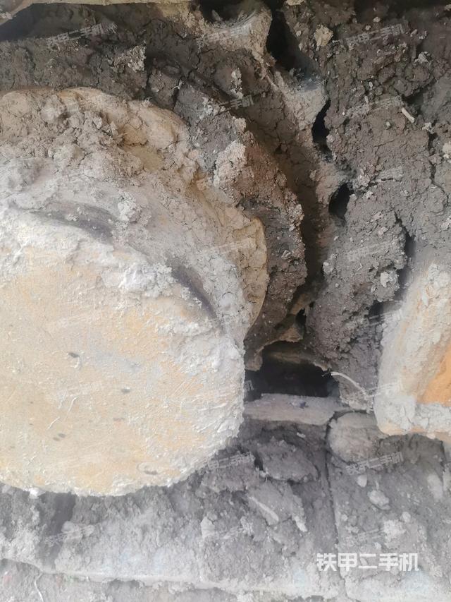 右驅(qū)動輪（行走機構(gòu)）