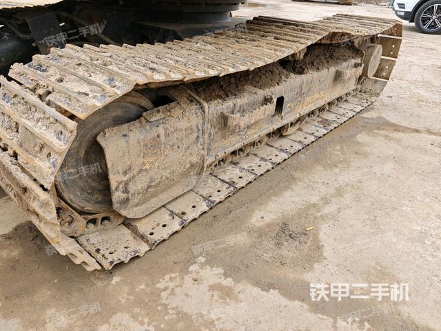 單側(cè)履帶整體(整機(jī)外觀) 單側(cè)履帶整體(整機(jī)外觀)