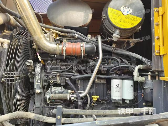 發(fā)動機右側(cè)（整機外觀及大件）