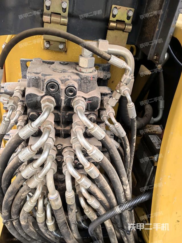 回轉(zhuǎn)馬達(dá)和主控閥（整機(jī)外觀）