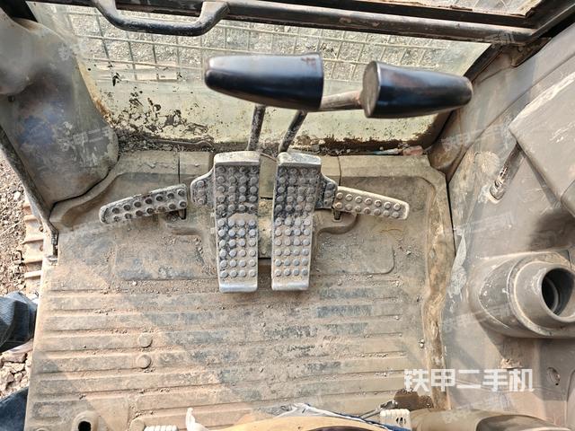 行走控制手柄和踏板?俯拍（駕駛室部分）