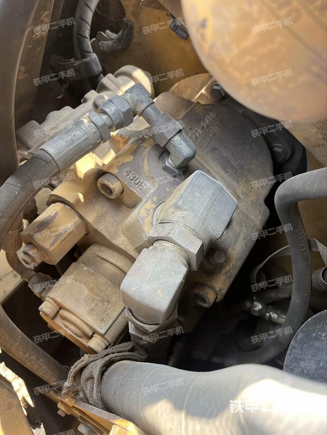 液壓泵艙室正面整體(整機外觀) 液壓泵艙室正面整體(整機外觀)