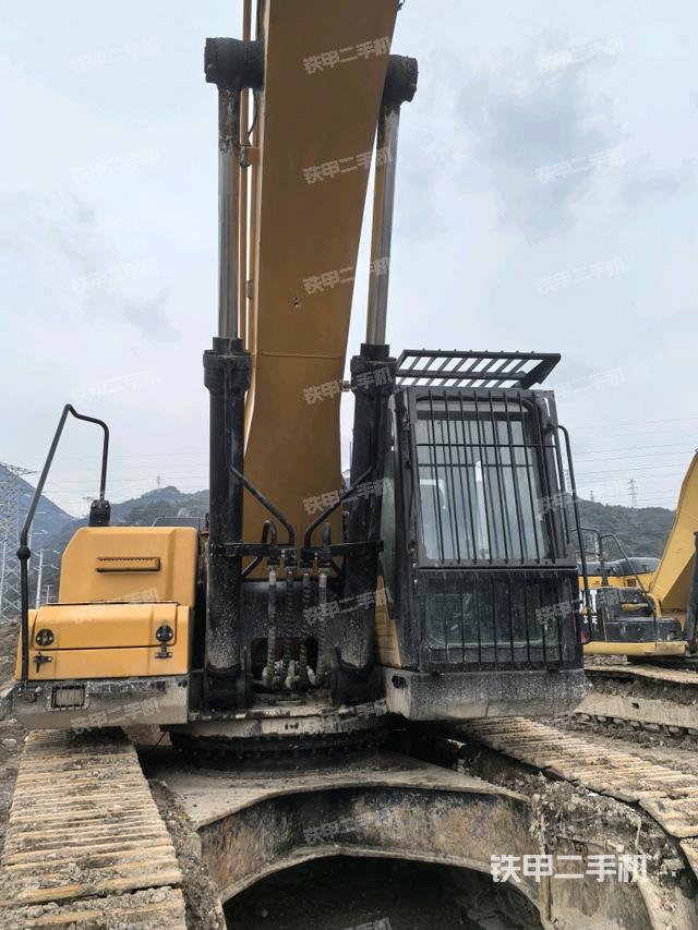 大臂油缸整体 竖拍（工作和回转装置）