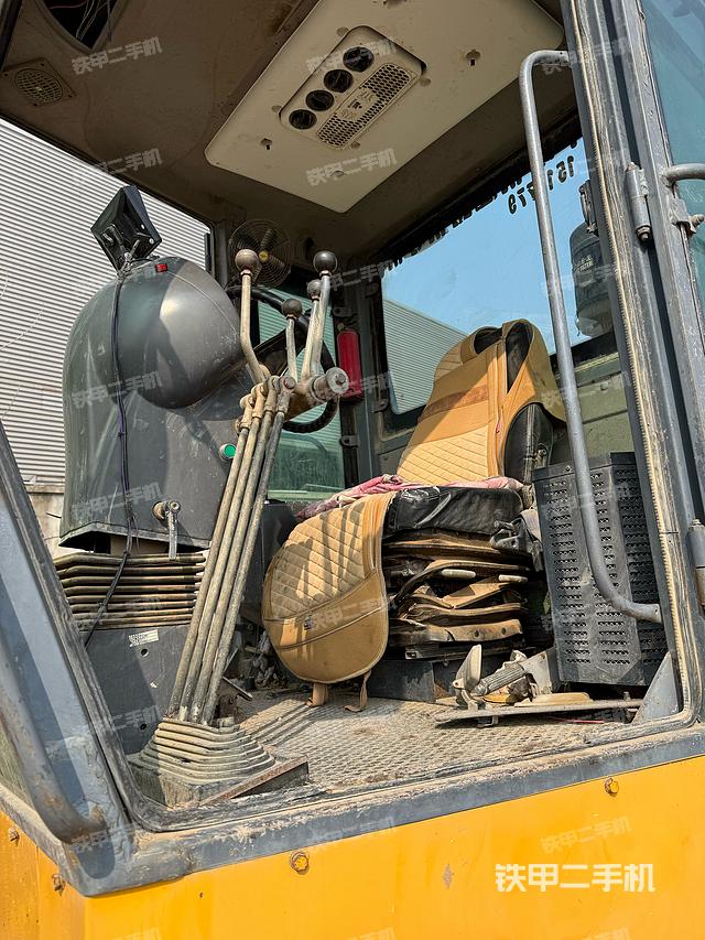 駕駛室操作臺(tái)(設(shè)備外觀及核心部件) 駕駛室操作臺(tái)(設(shè)備外觀及核心部件)