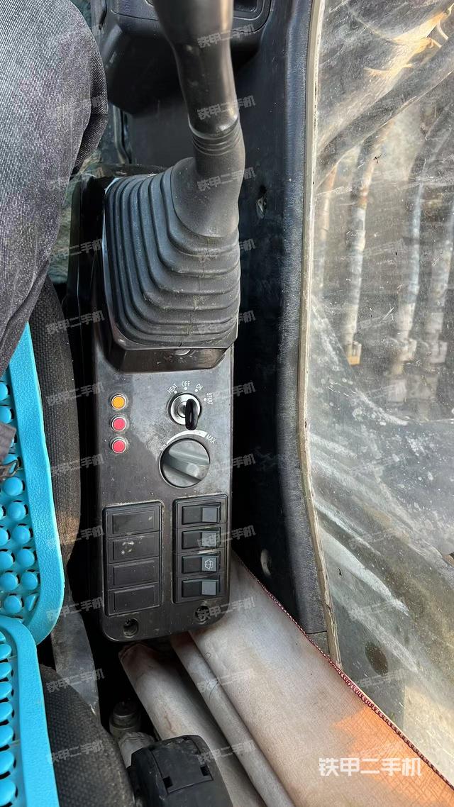 座椅右側(cè)控制臺/鑰匙門/油門/含右手柄（駕駛室部分）