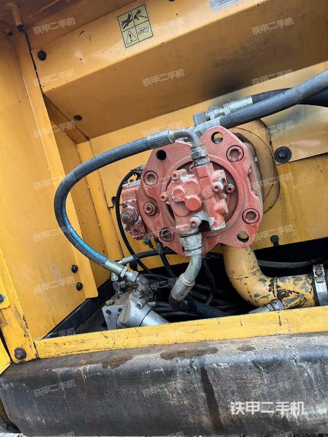 液壓泵艙室正面整體(整機(jī)外觀) 液壓泵艙室正面整體(整機(jī)外觀)