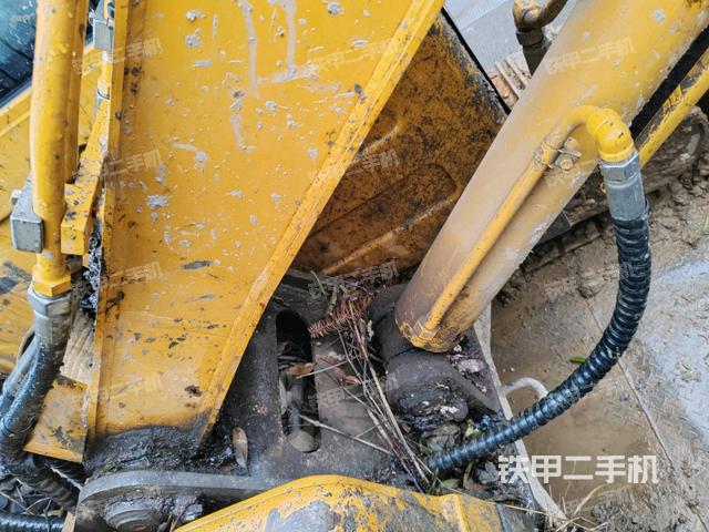 小臂整體左后(工作和回轉裝置) 小臂整體左后(工作和回轉裝置)