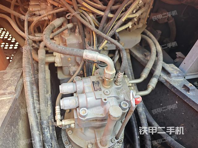 回轉(zhuǎn)馬達(dá)和主控閥(整機(jī)外觀) 回轉(zhuǎn)馬達(dá)和主控閥(整機(jī)外觀)