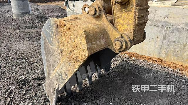 鏟斗右后整體(工作和回轉(zhuǎn)裝置) 鏟斗右后整體(工作和回轉(zhuǎn)裝置)