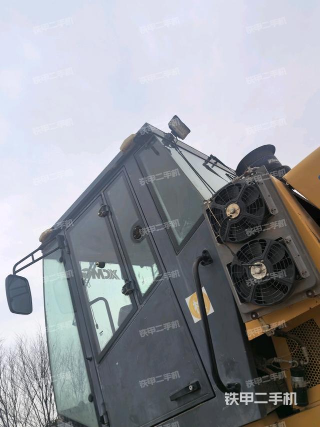 右側(cè)正面照（壓路機(jī)駕駛室）