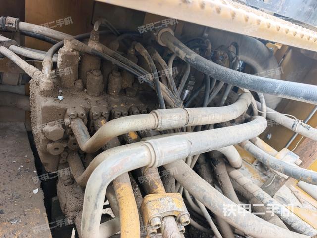 回轉(zhuǎn)馬達(dá)和主控閥（整機(jī)外觀）