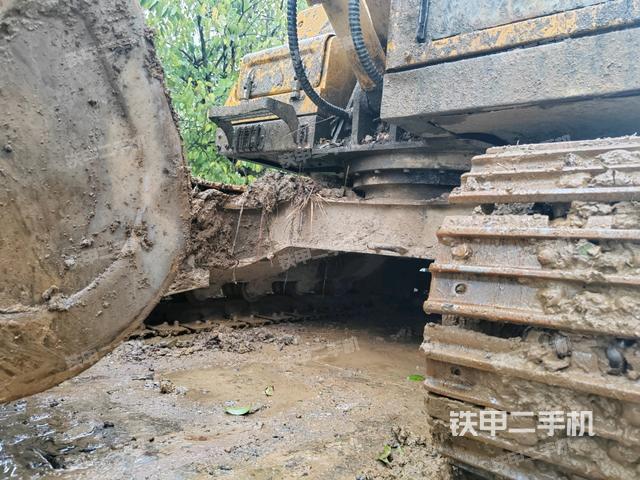 轉盤和下車架正前(工作和回轉裝置) 轉盤和下車架正前(工作和回轉裝置)