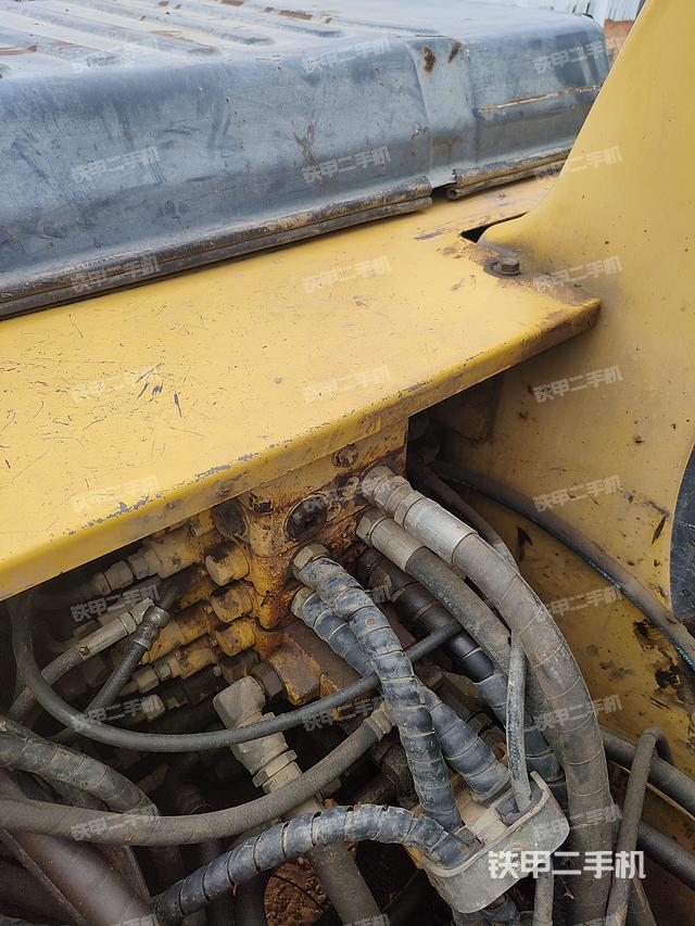 回轉(zhuǎn)馬達(dá)和主控閥（整機(jī)外觀）