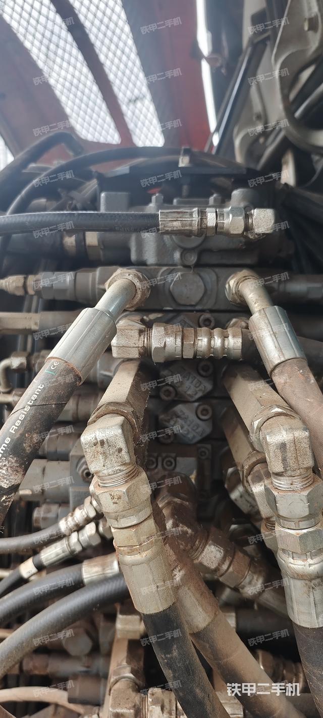 液压泵舱室正面整体（整机外观）