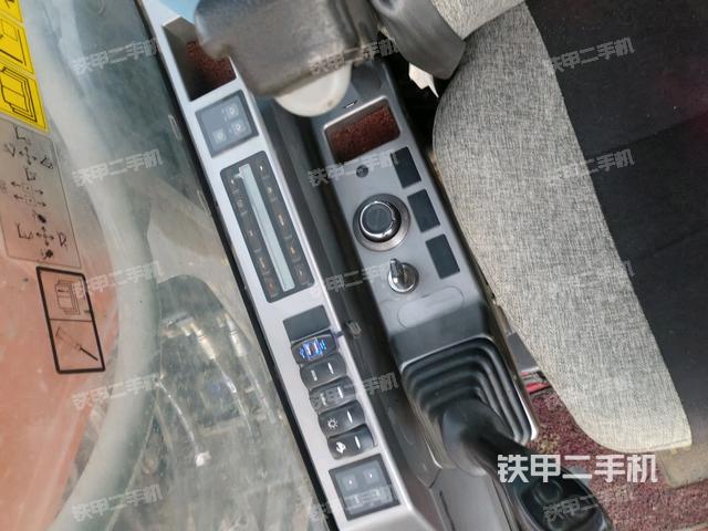 座椅右側(cè)控制臺(tái)/鑰匙門/油門/含右手柄（駕駛室部分）