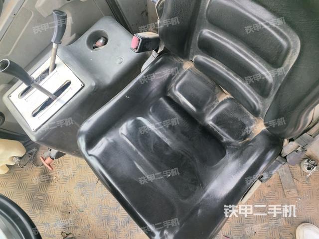 駕駛室側(cè)向上照全景（壓路機(jī)駕駛室）