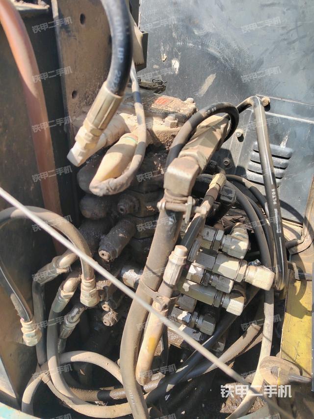 回轉(zhuǎn)馬達(dá)和主控閥（整機(jī)外觀）