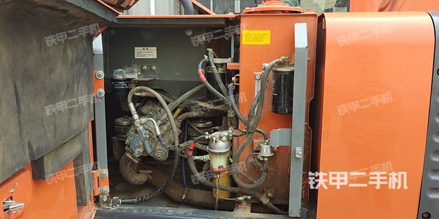 液压泵舱室正面整体（整机外观）