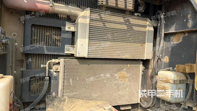 散熱器正面(大件艙室) 散熱器正面(大件艙室)