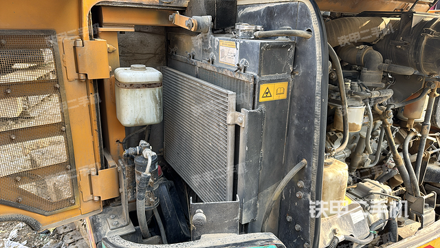 液压泵舱室正面整体（整机外观）