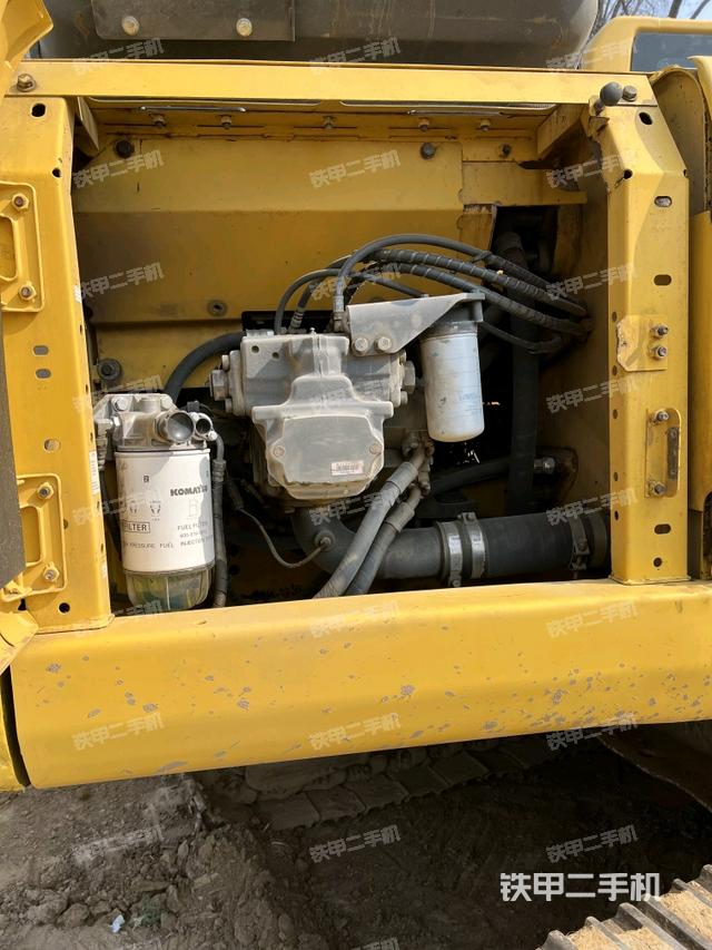 液壓泵艙室正面整體（整機外觀）