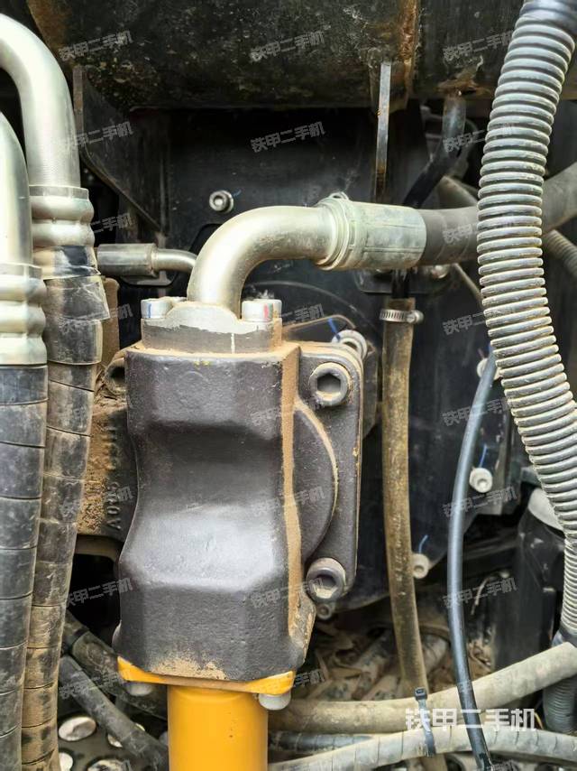 液压泵舱室正面整体（整机外观）