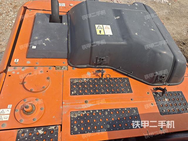 駕駛室頂部(整機(jī)外觀) 駕駛室頂部(整機(jī)外觀)