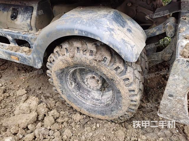 單側(cè)履帶整體(整機(jī)外觀) 單側(cè)履帶整體(整機(jī)外觀)