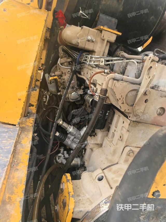 發(fā)動(dòng)機(jī)右側(cè)全景（壓路機(jī)發(fā)動(dòng)機(jī)艙）