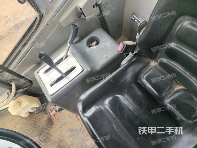 駕駛室頂蓬內(nèi)（壓路機(jī)駕駛室）