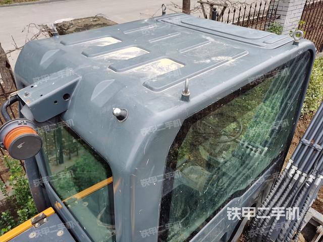 駕駛室頂部(整機(jī)外觀) 駕駛室頂部(整機(jī)外觀)