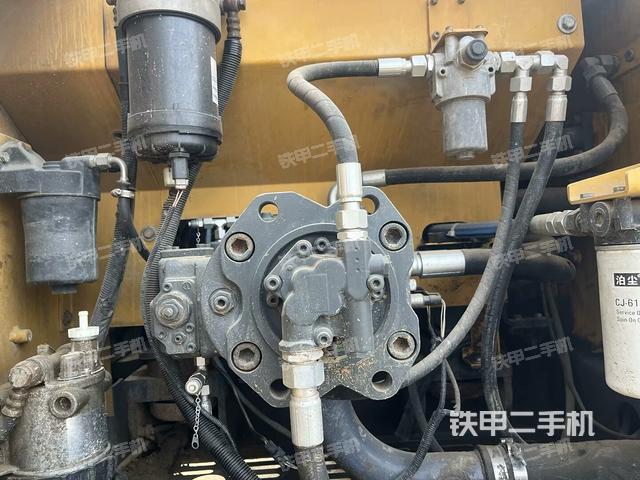 液壓泵艙室正面整體（整機外觀）