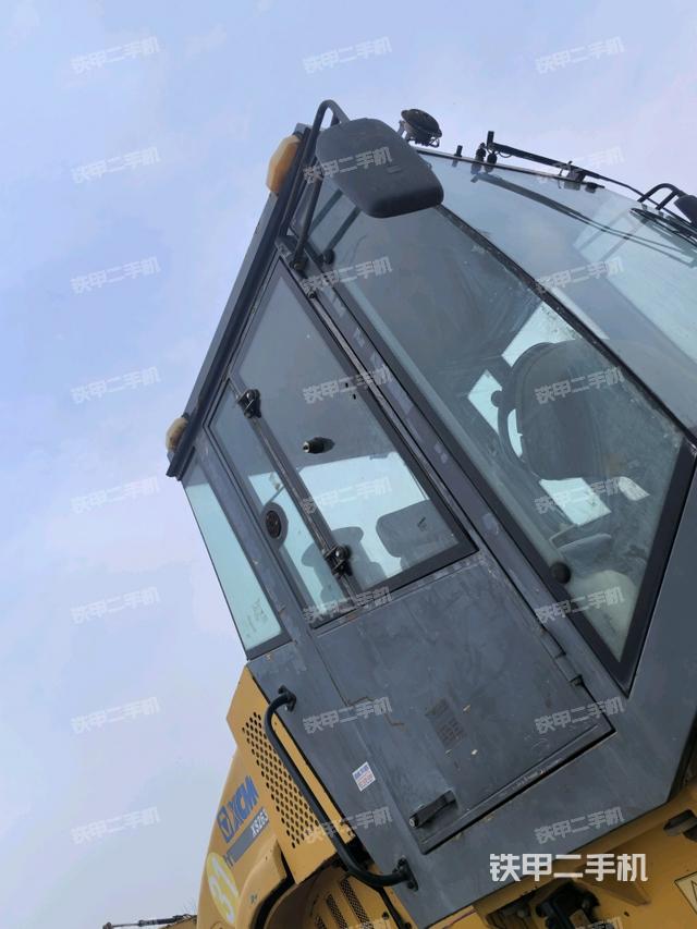 左側(cè)正面照（壓路機(jī)駕駛室）